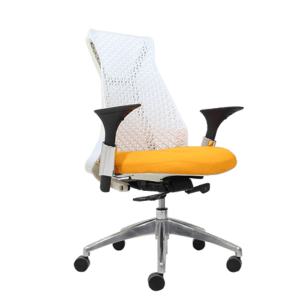 silla con respaldo blanco y asiento amarillo